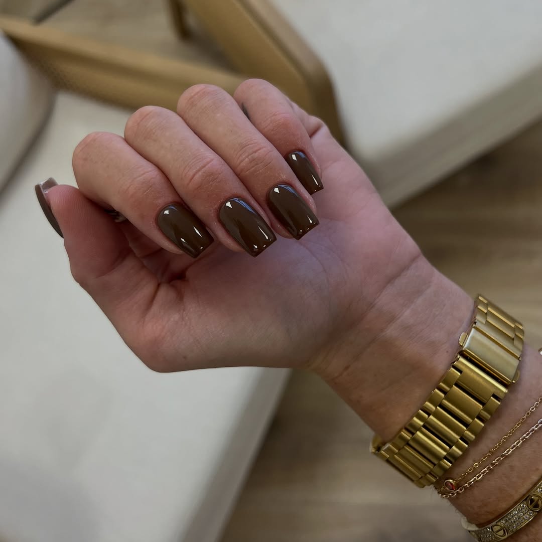 la manucure marron chromé foncé s'adapte à toutes les carnations et sublime les accessoires dorés
