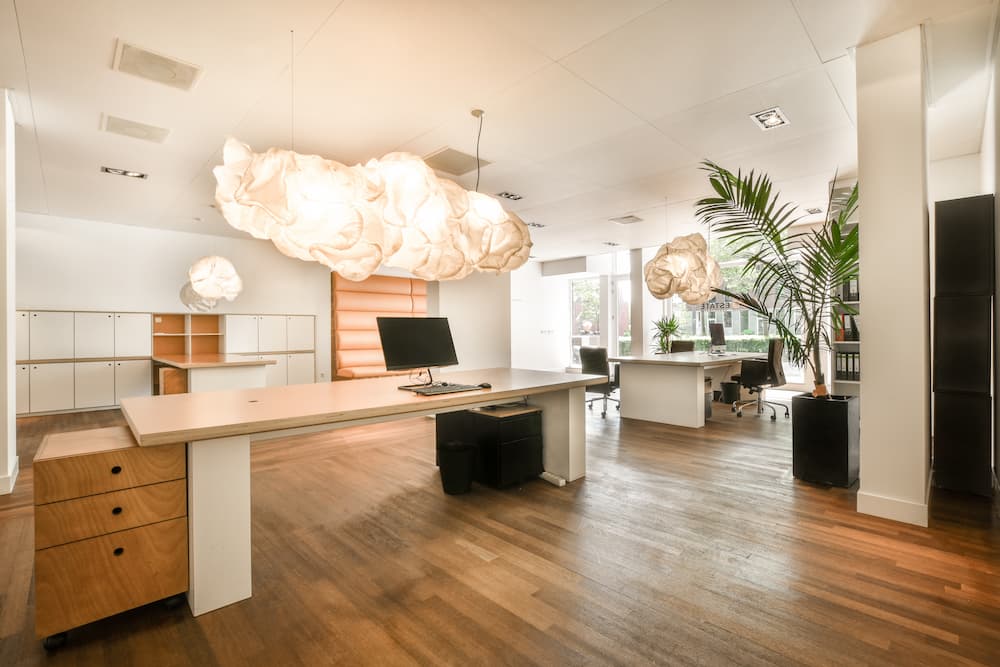 lampes nuages blanches diffusant une lumière douce et artistique dans l’espace