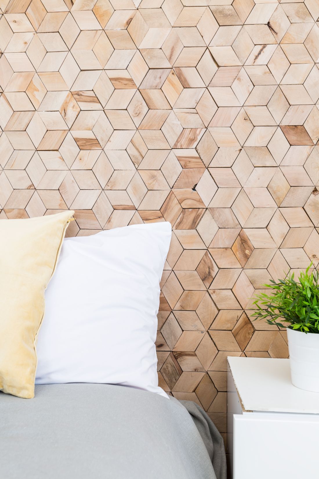 le panneau décoratif en 3D en tant que alternative stylée au papier peint classique dans la chambre à coucher