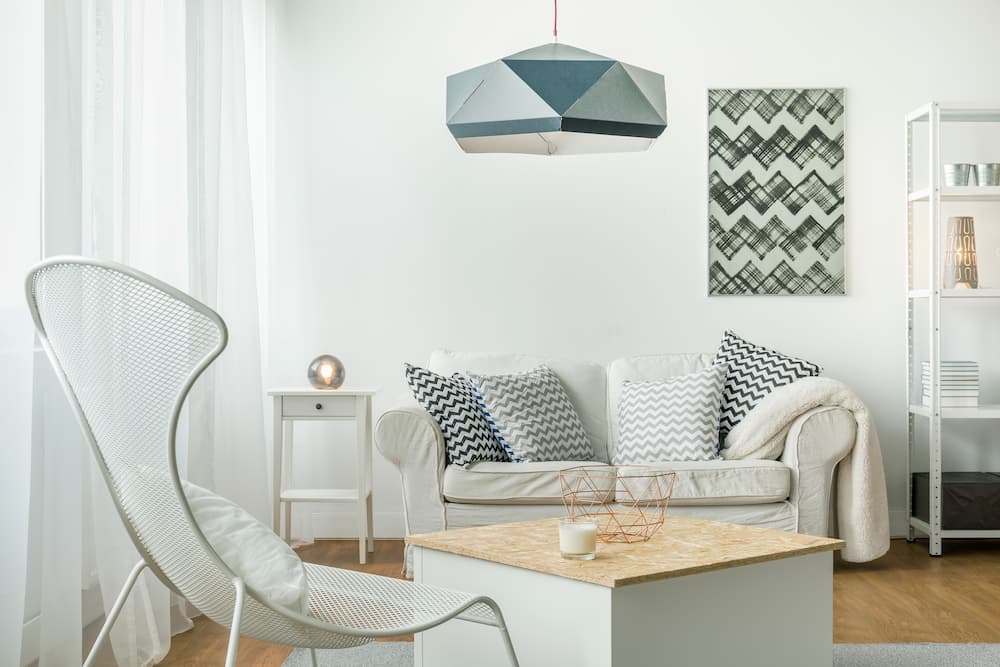 luminaire statement géométrique gris et bleu au design moderne et minimaliste