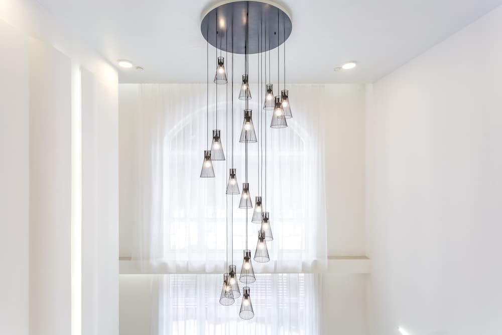 luminaire statement multiple en verre et métal à ampoules pendantes de hauteurs variées