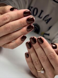 manucure marron chrome-la teinte chocolat foncé irrésistible