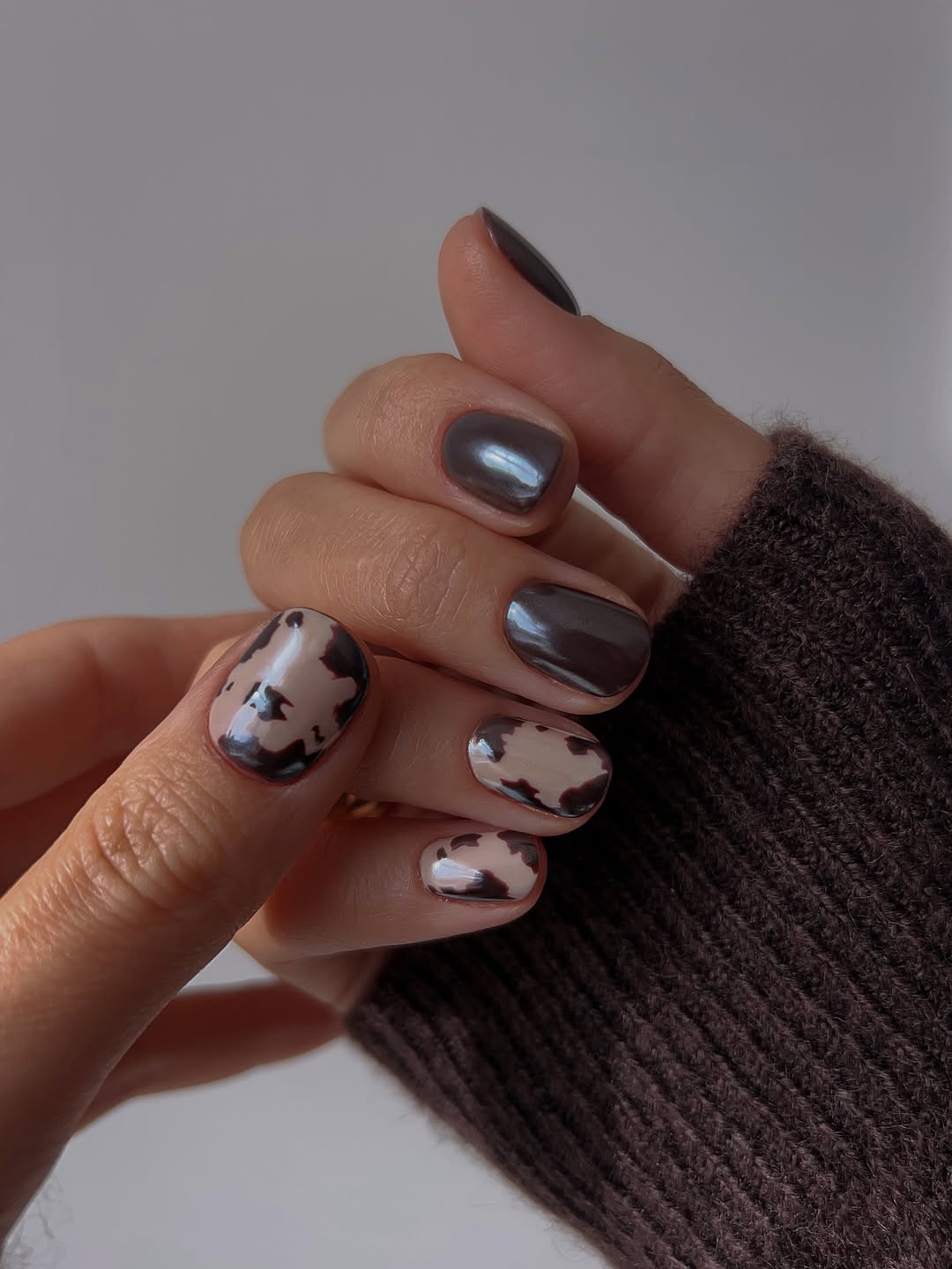 manucure tendance automne-ongles marron chromé et nail art imprimé vache