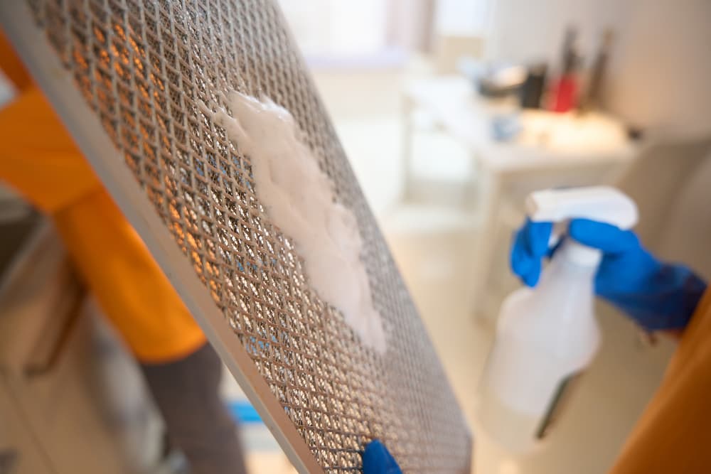 nettoyage poussière invisible grille hotte de cuisine et filtres