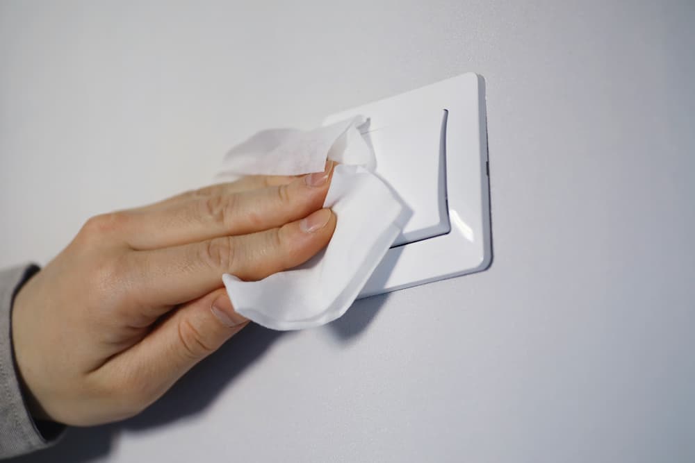 nettoyer poussière avec feuilles assouplissantes usagées