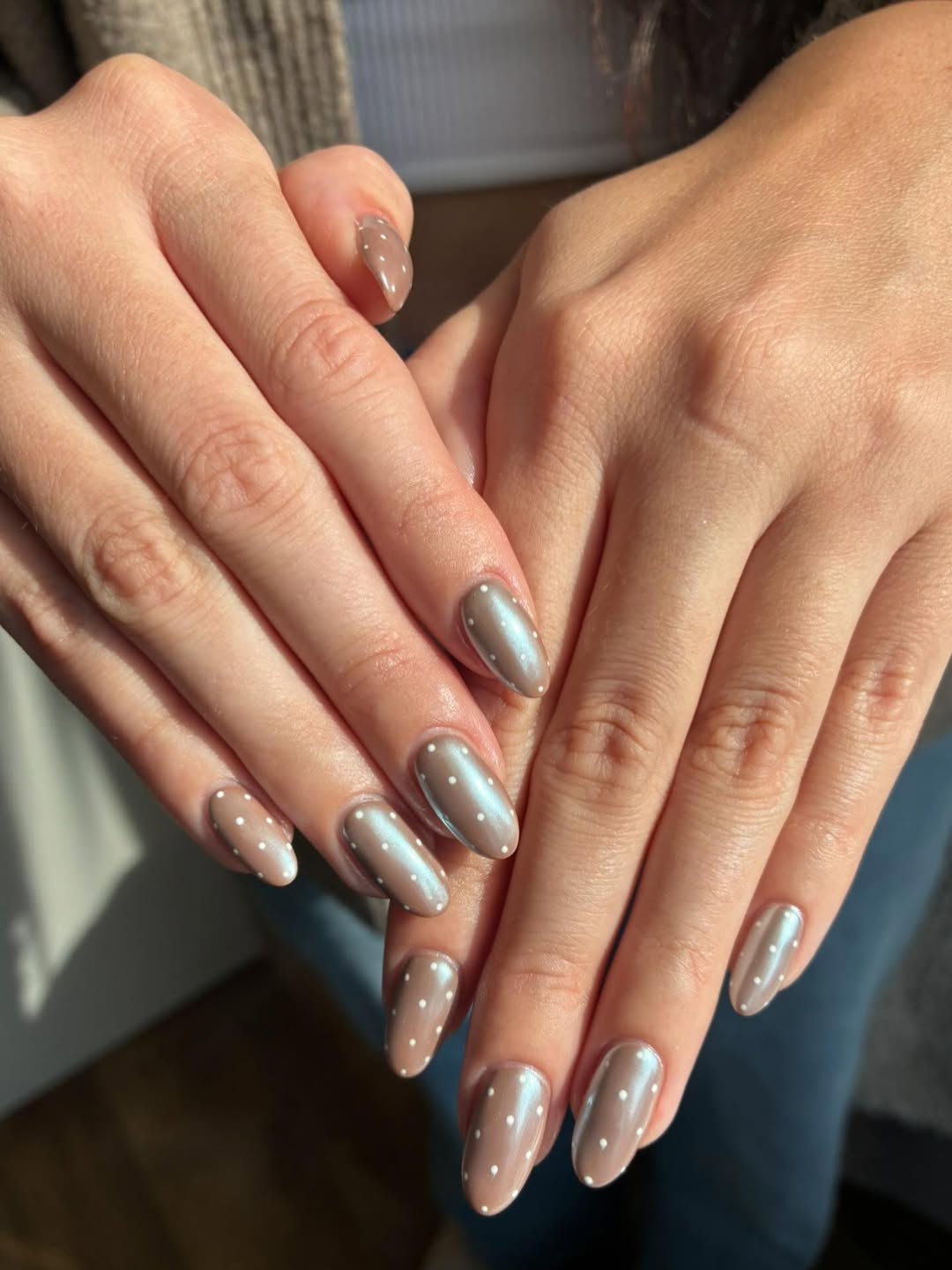 polka dot nail art sur des ongles marron clair chromé