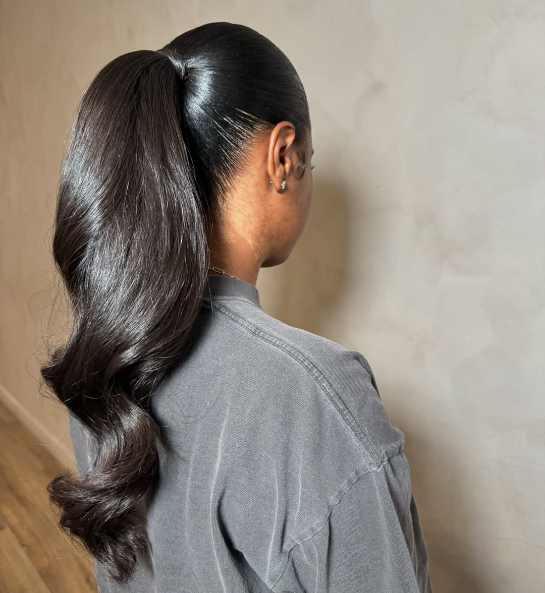 queue de cheval haute, cheveux plaqués, coiffure pour les fêtes de fin d'année