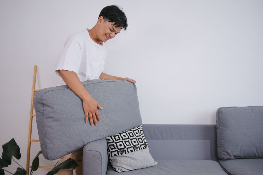 retourner les coussins de canapé avant de les regonfler