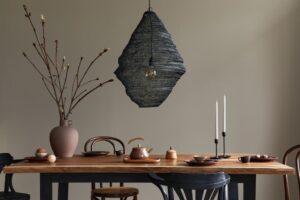suspension noire texturée en forme organique diffusant une lumière douce et chaleureuse