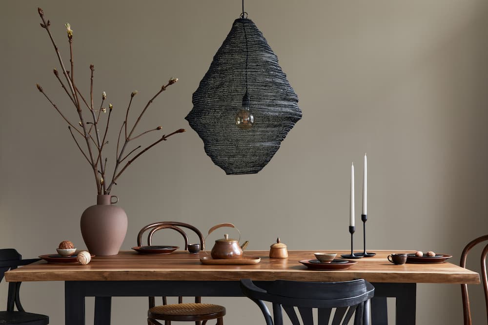 suspension noire texturée en forme organique diffusant une lumière douce et chaleureuse