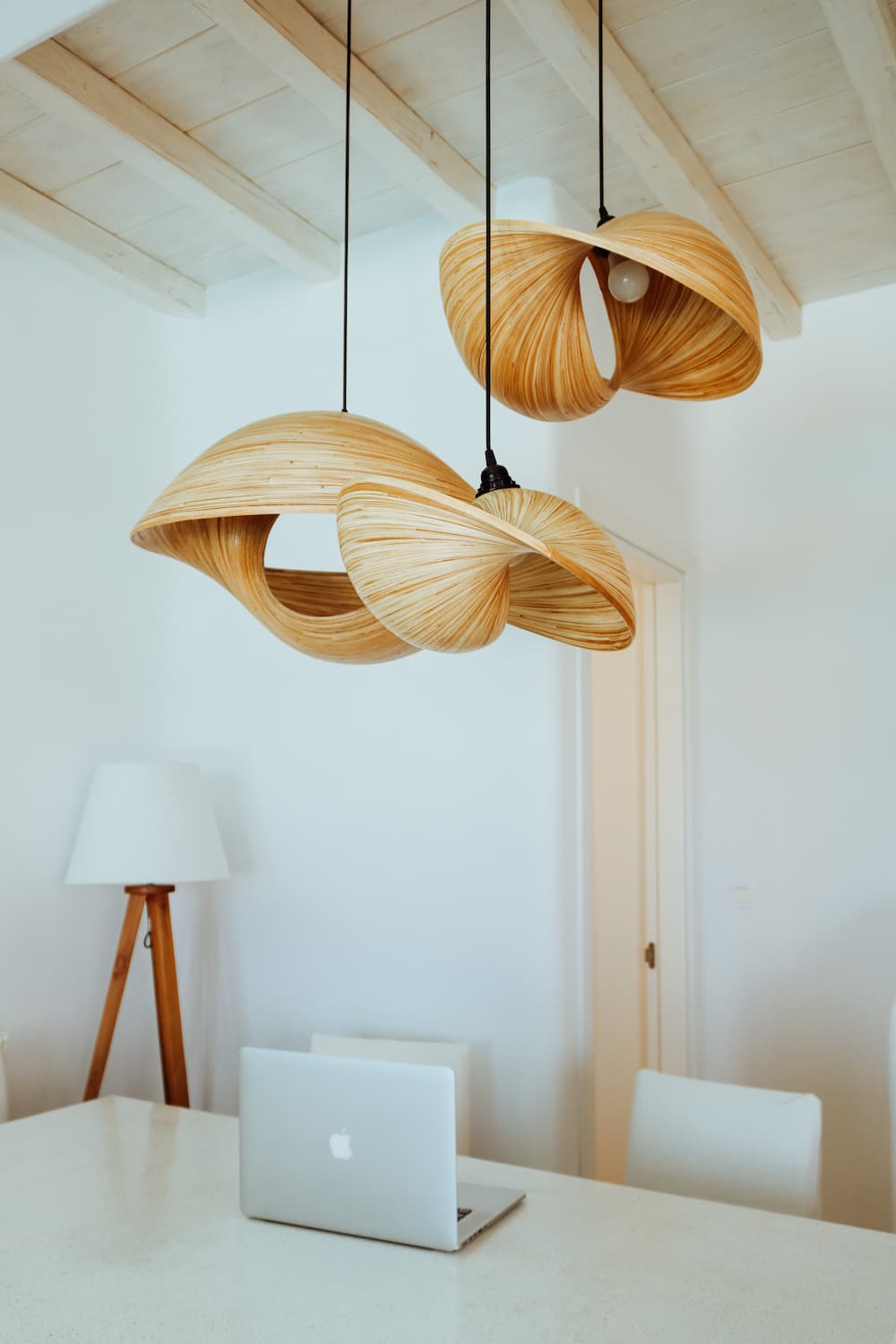 suspensions en bois courbé design organique et sculptural à la lumière naturelle et douce