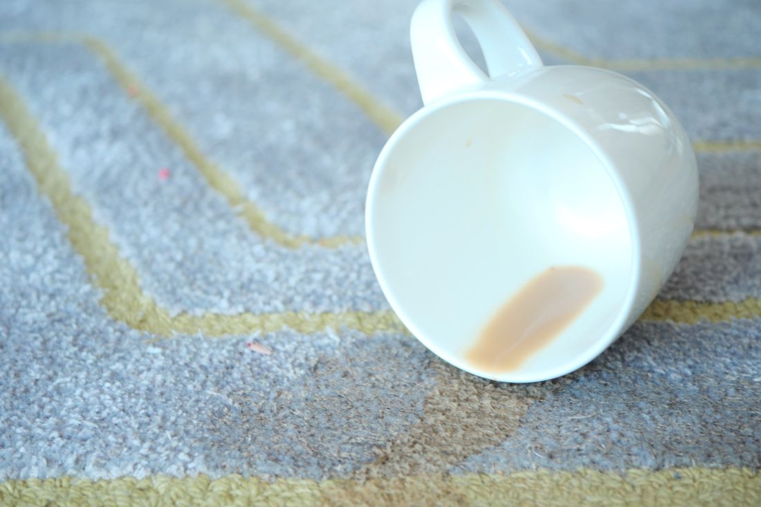 tache de café sur le tapis, astuces de nettoyage avec des produits naturels