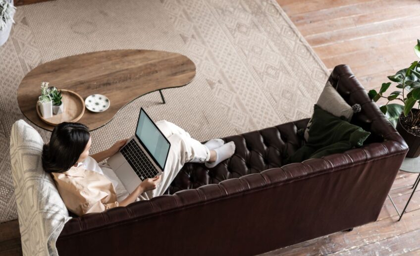 tapis de salon dans une couleur neutre, intérieur moderne et minimaliste