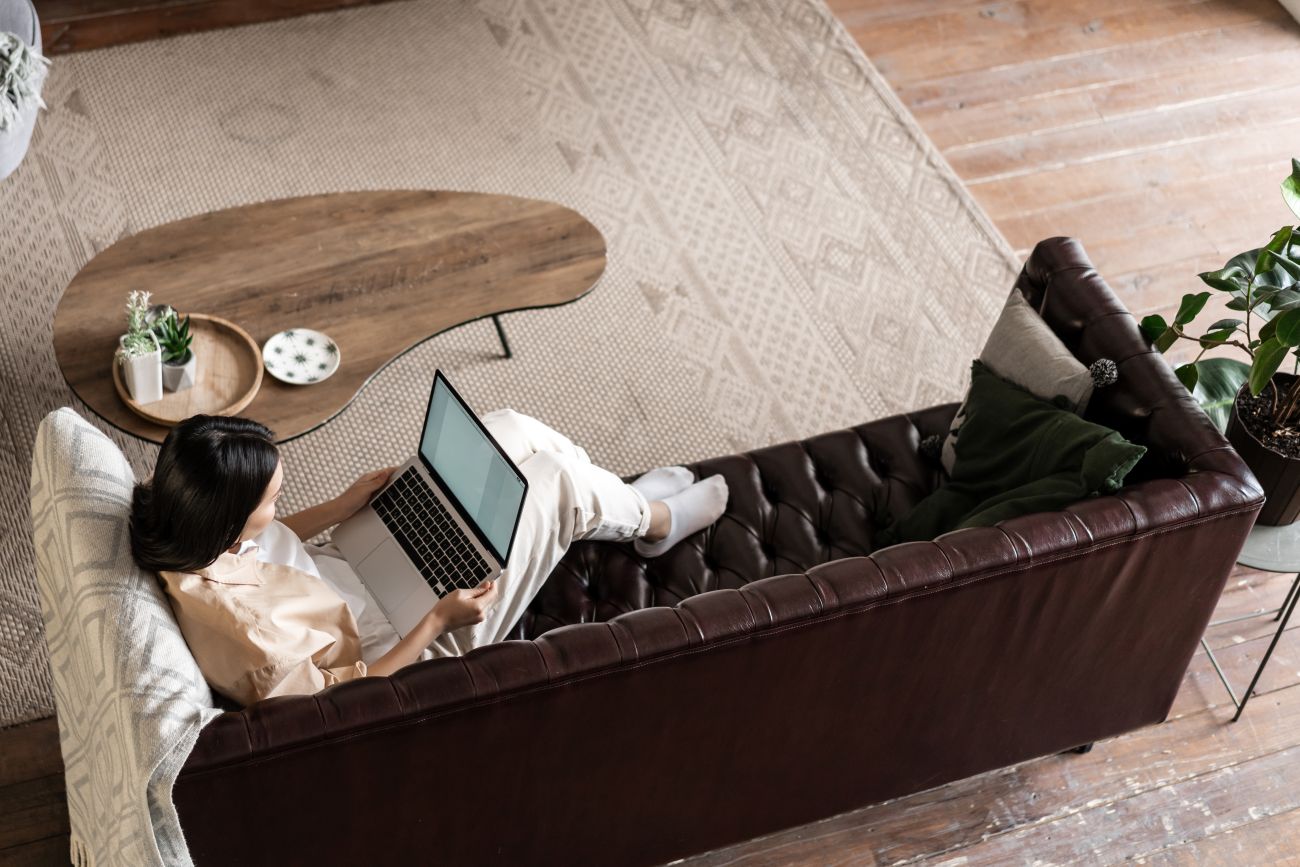 tapis de salon dans une couleur neutre, intérieur moderne et minimaliste