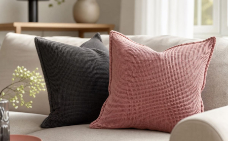 Couleur de l’année 2026 IKEA-des coussins KLOTSTARR en rose Rebel Pink pour décorer le canapé scandinave