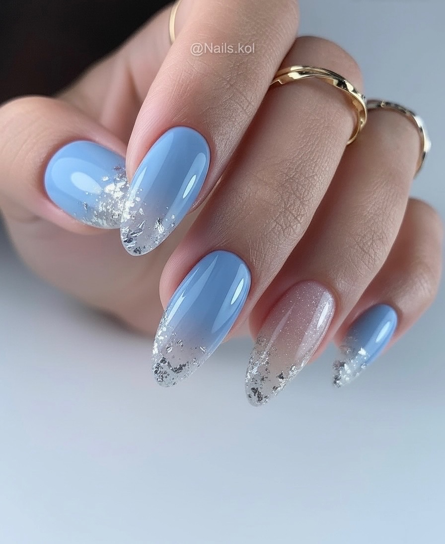 Des ongles icy blue embellis de touches argentées
