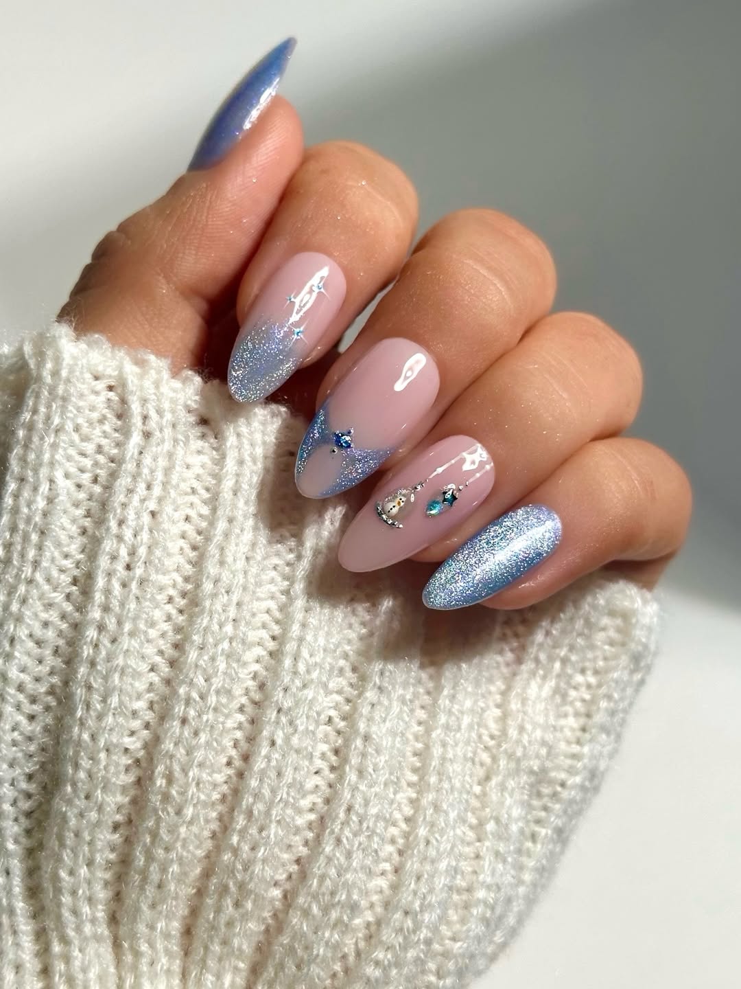 Des paillettes et des motifs festifs pour une manucure qui brille de mille feu