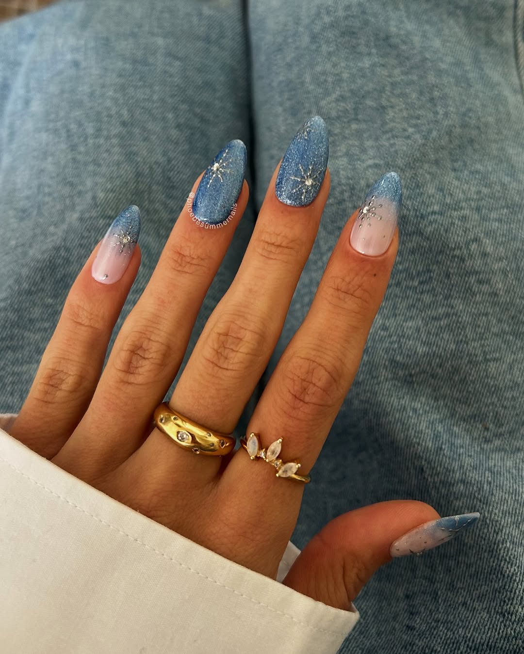 Effet dégradé et flocons de neige pour une manucure bleu glacé tendance