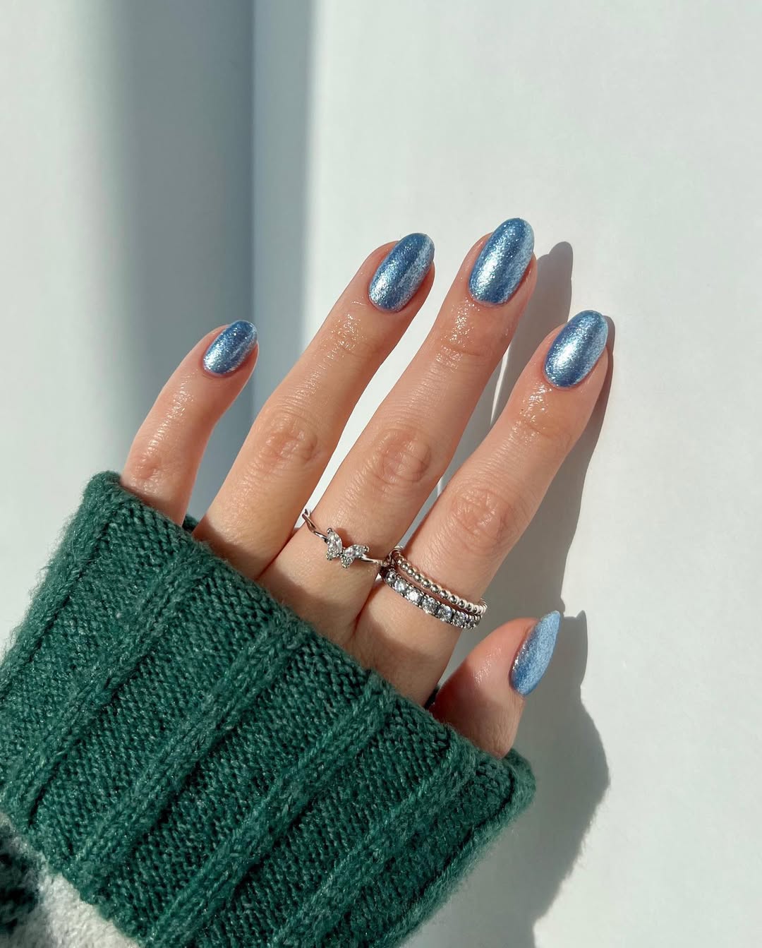 Effet œil de chat en bleu glacier pour les filles qui aiment les manucures brillantes