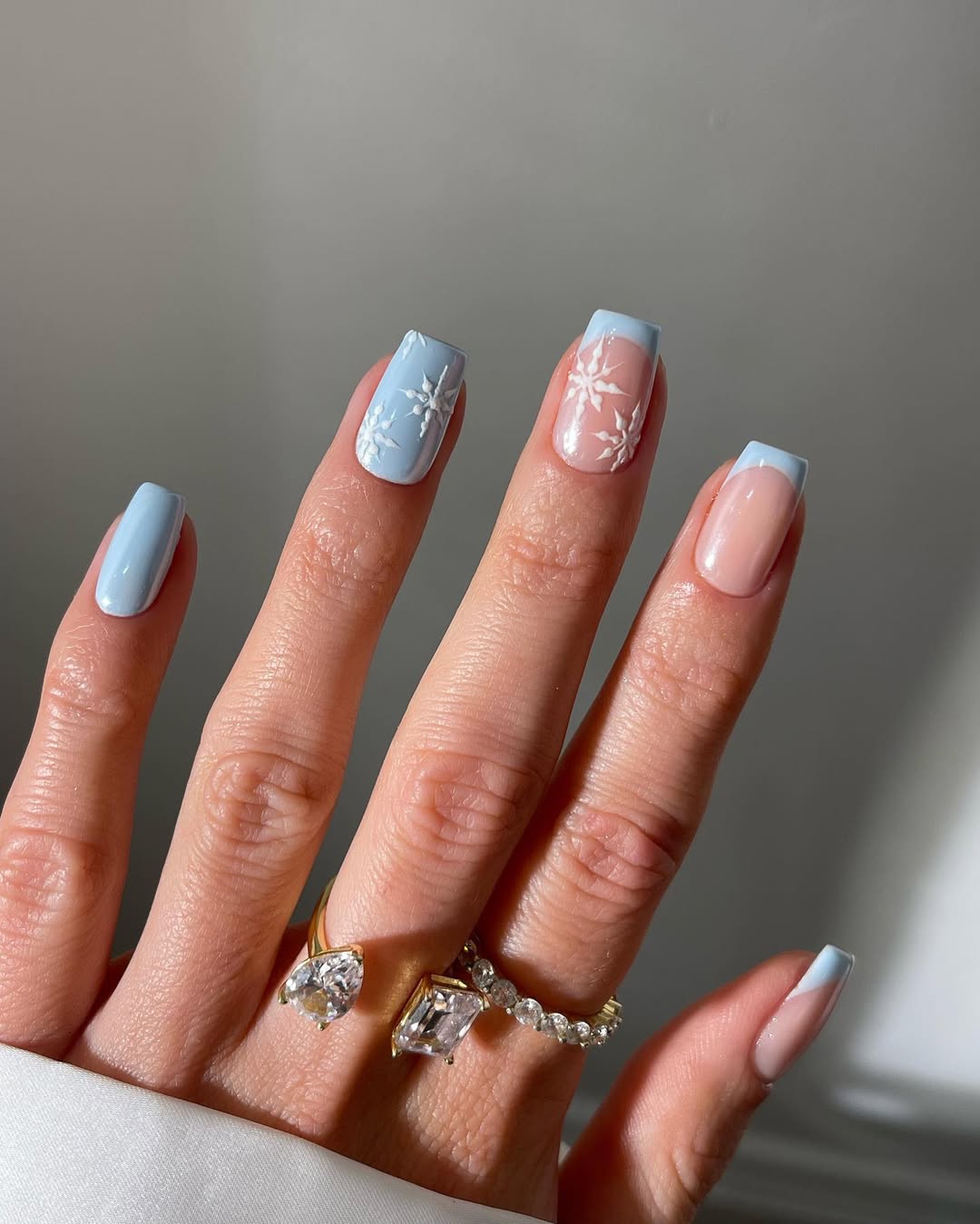 French manucure en bleu glacier sur des ongles carrés