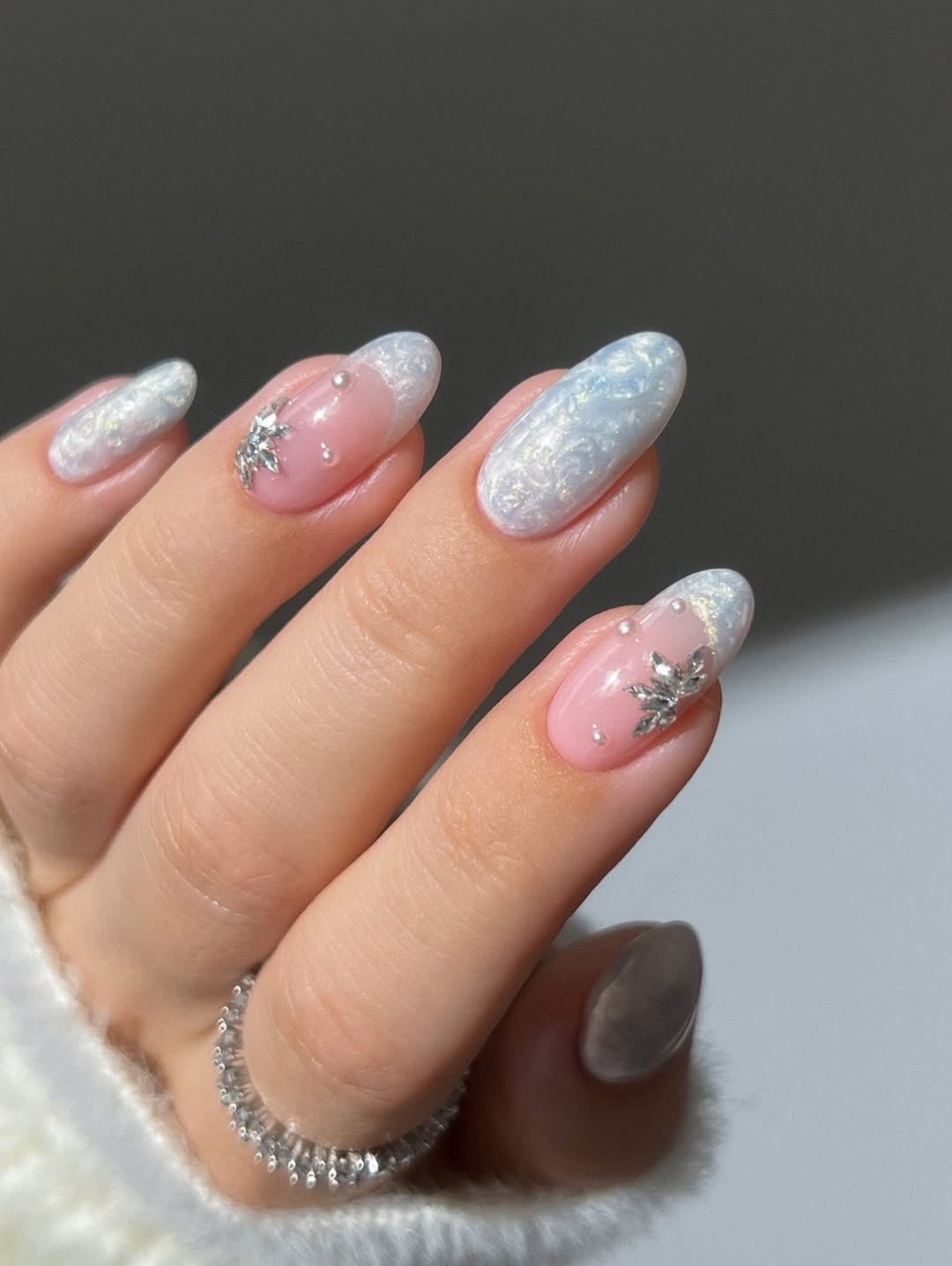 French manucure, strass et flocons de neige façon 3D