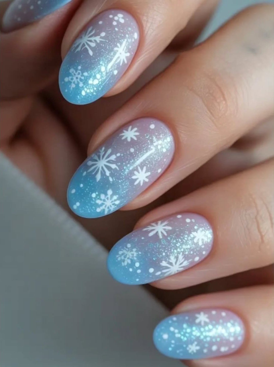 La tendance ongles hiver 2025 prône aussoi l'effet dégradé