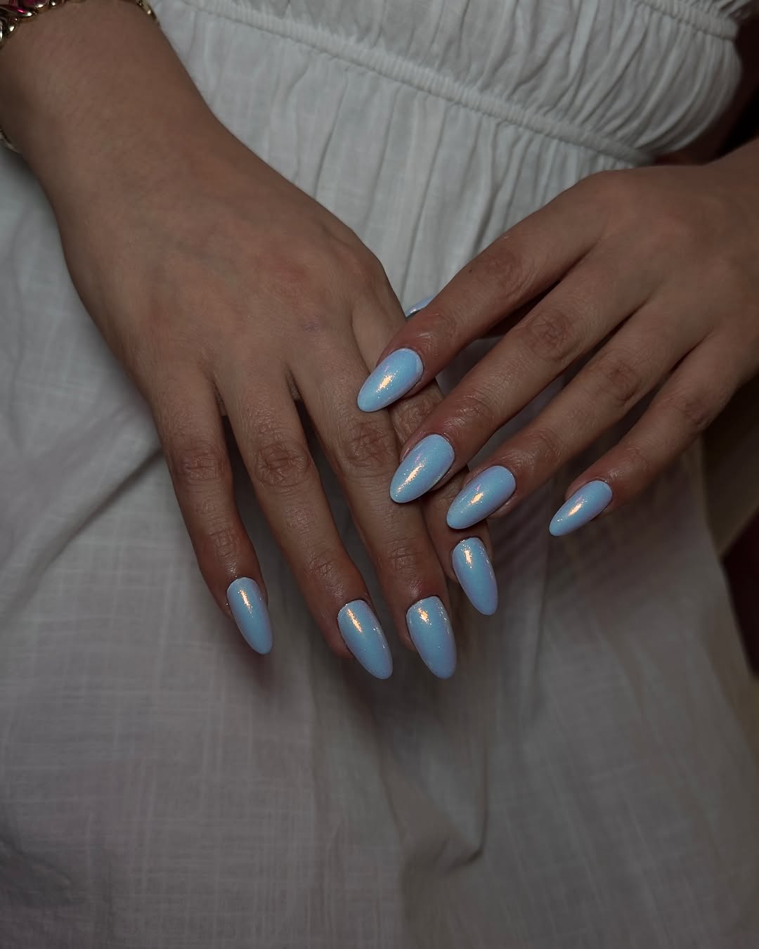 Le nail art bleu chrome promet de sublimer vos ongles cet hiver