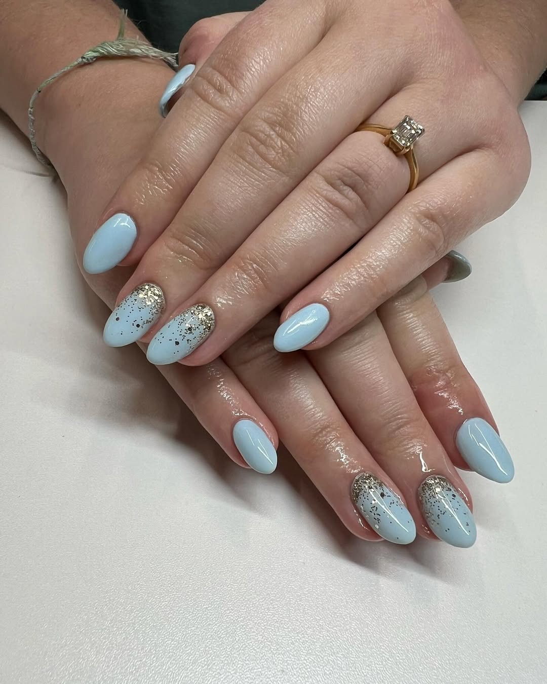 N'hésitez pas à associer le bleu glacier à des feuilles dorées pour un nail art festif