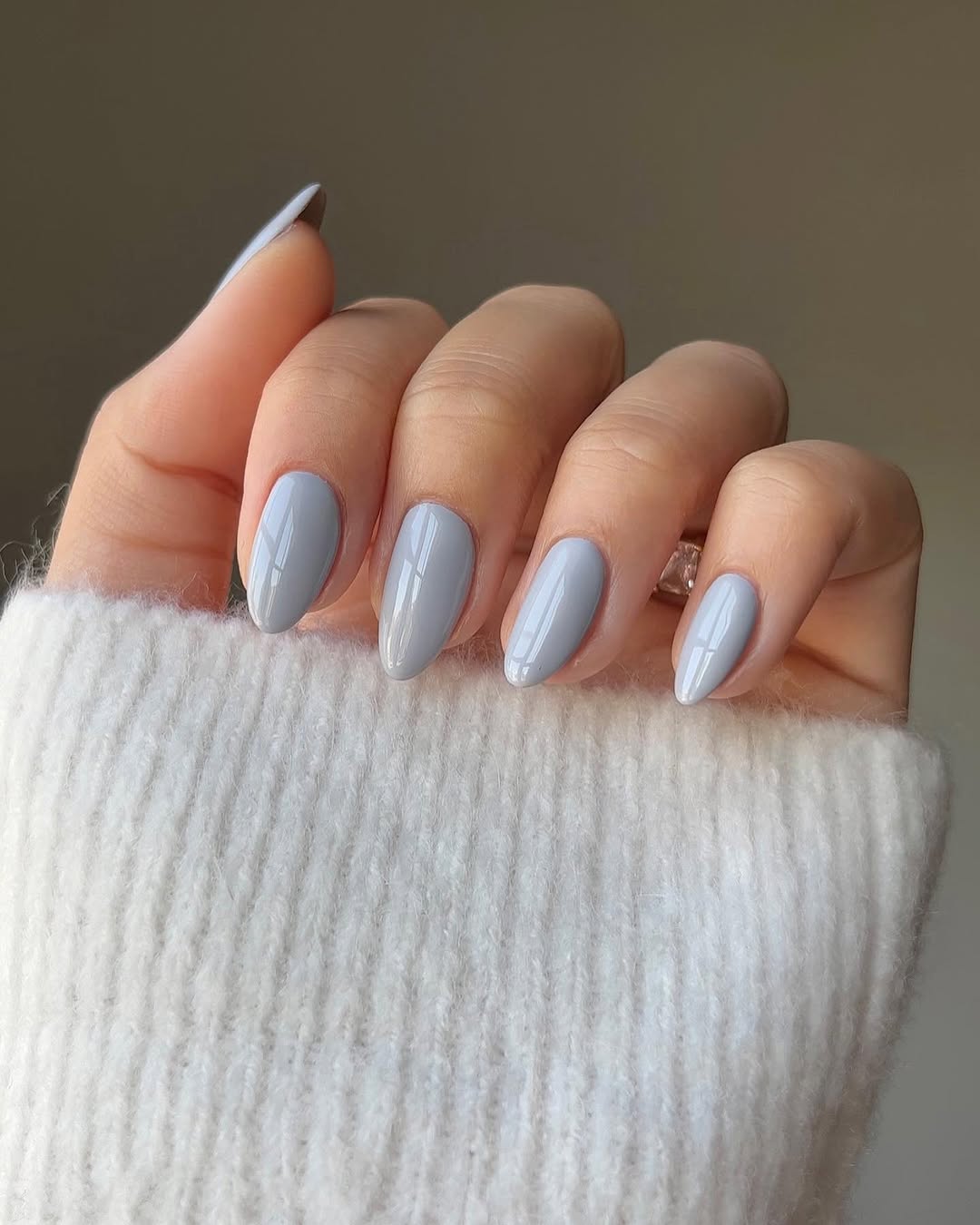 Vernis bleu glacier parfait pour un look doux et raffiné