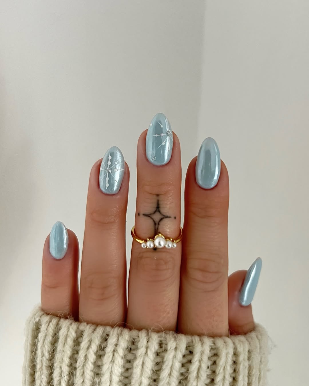Vernis effet chrome bleu ultra-lumineux et parfait pour la saison froide