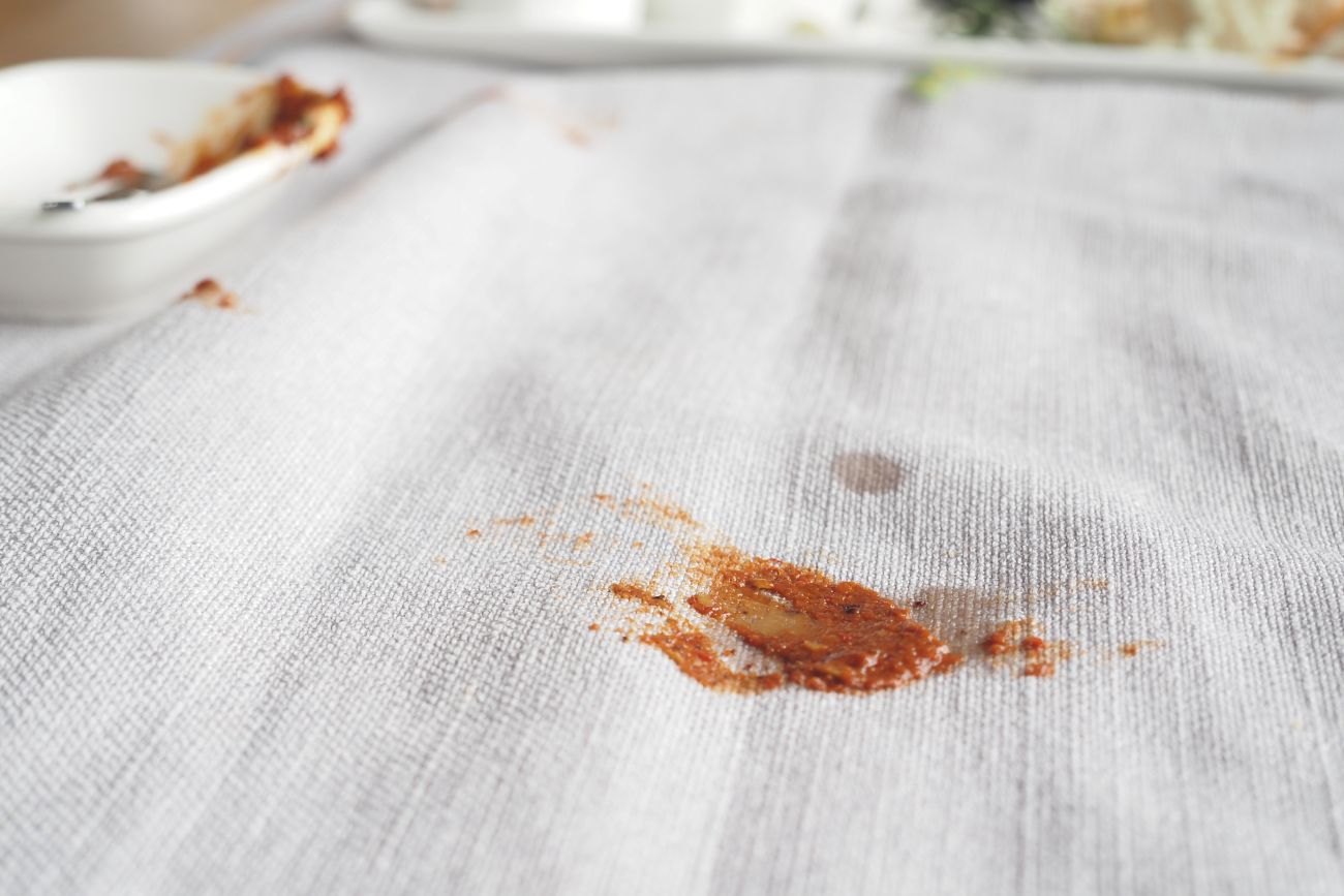 astuces pour nettoyer une nappe tachée, traces de nourriture