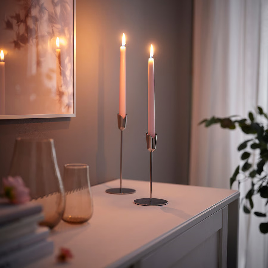chandelles rose clair KLOKHET une idée pour intégrer le rose Rebel Pink dans la décoration intérieure en 2026