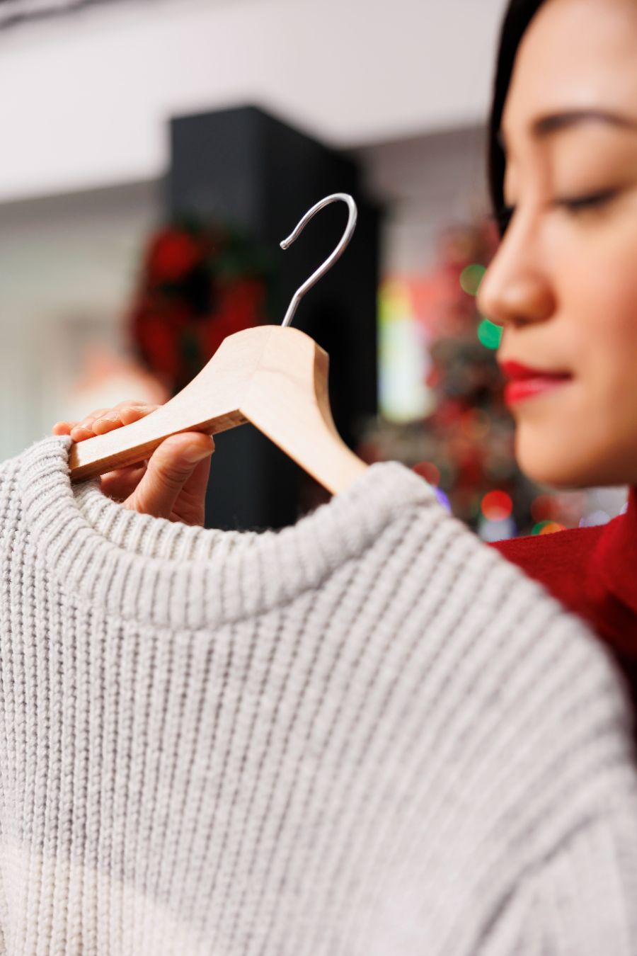 mettre un pull sur un cintre