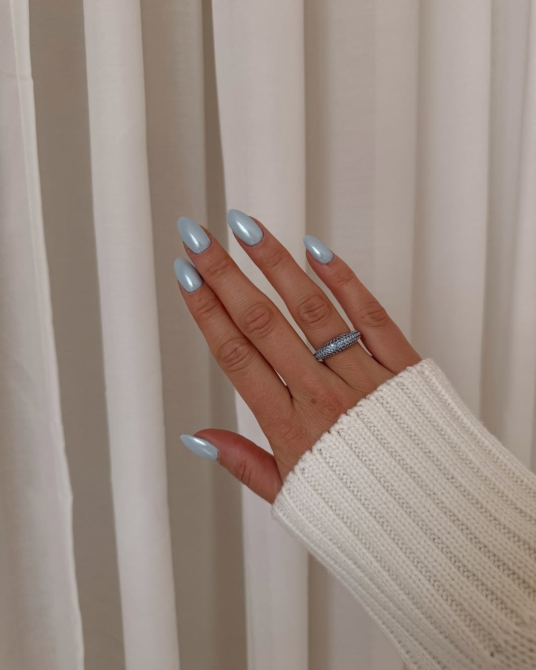 nail art bleu glacier à effet chrome sur ongles en amande
