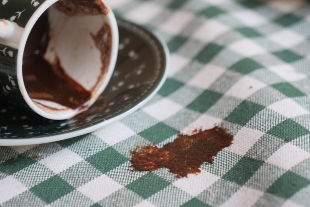 tache de café sur une nappe, astuces naturelles de nettoyage