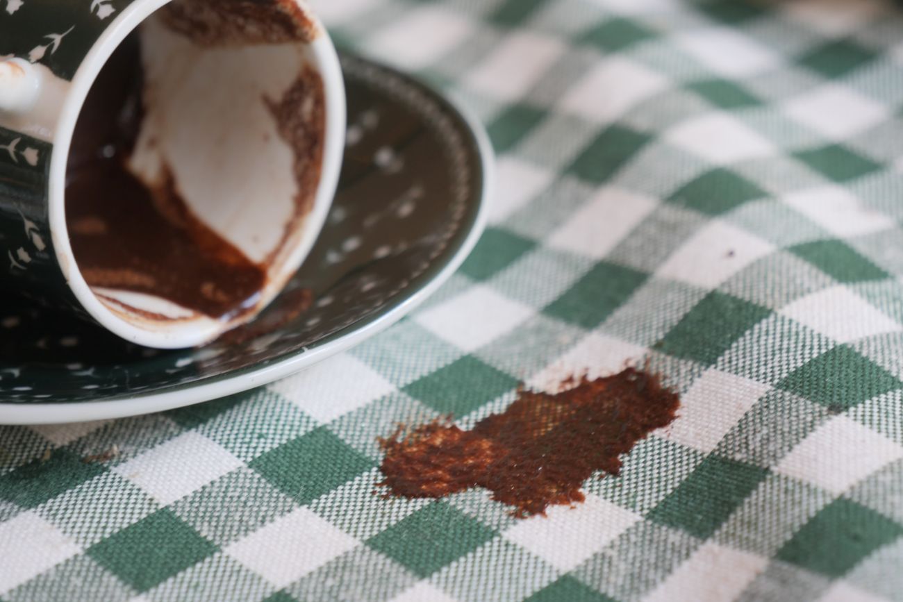 tache de café sur une nappe, astuces naturelles de nettoyage