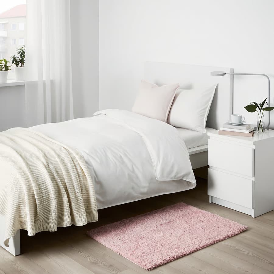 tapis rose LINDKNUD dans la chambre à coucher neutre
