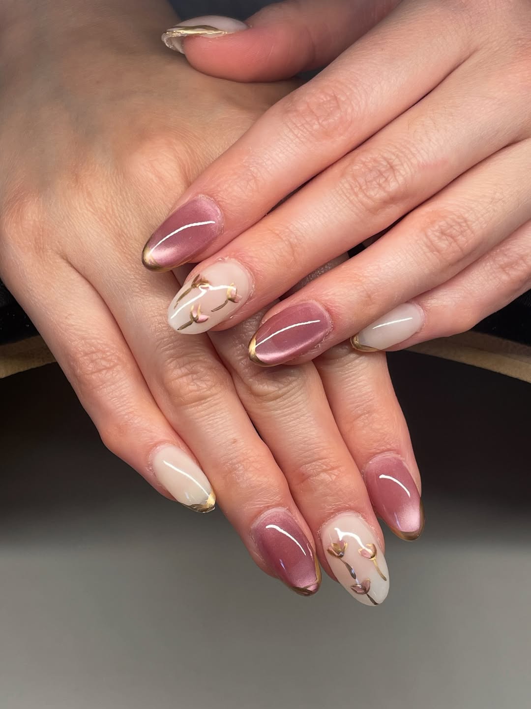 Accents rouges et fleurs abstraites pour un nail art qui sort de l'ordinaire