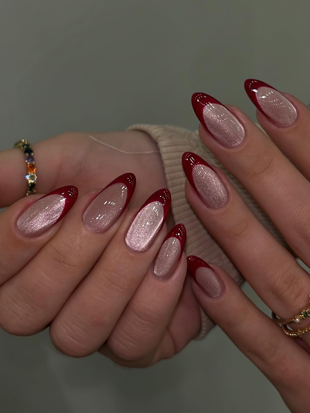 Base cat eye et French manucure rouge - une déco ongle parfaite pour la fête des amoureux