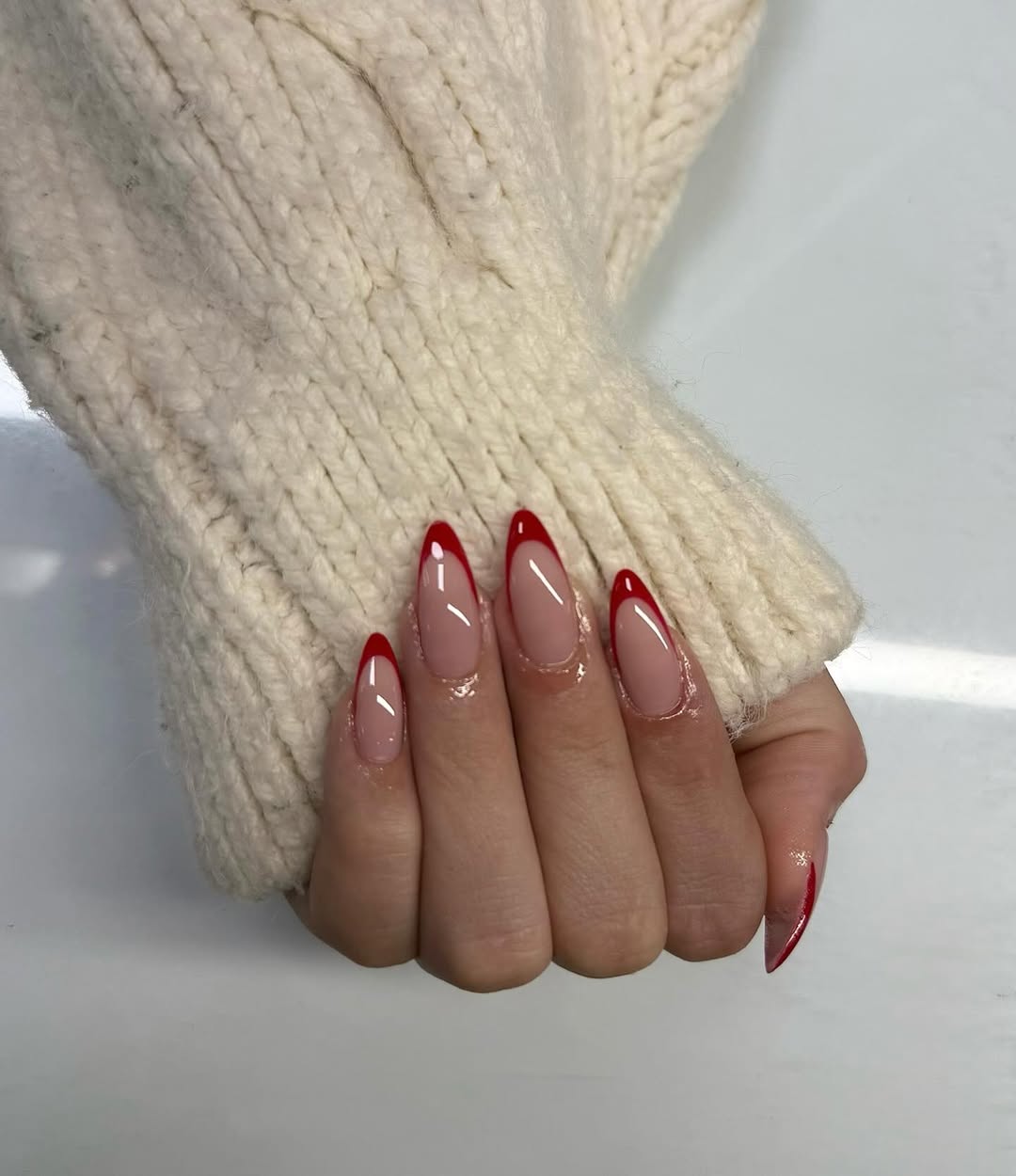 French manucure rouge pour la fête de Saint-Valentin