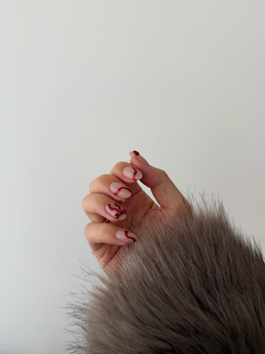 Idée de nail art romantiqu qui prône les rubans rouges