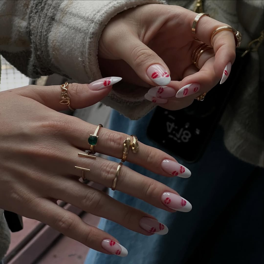 La French manucure permet d'adopter plusieurs designs festifs