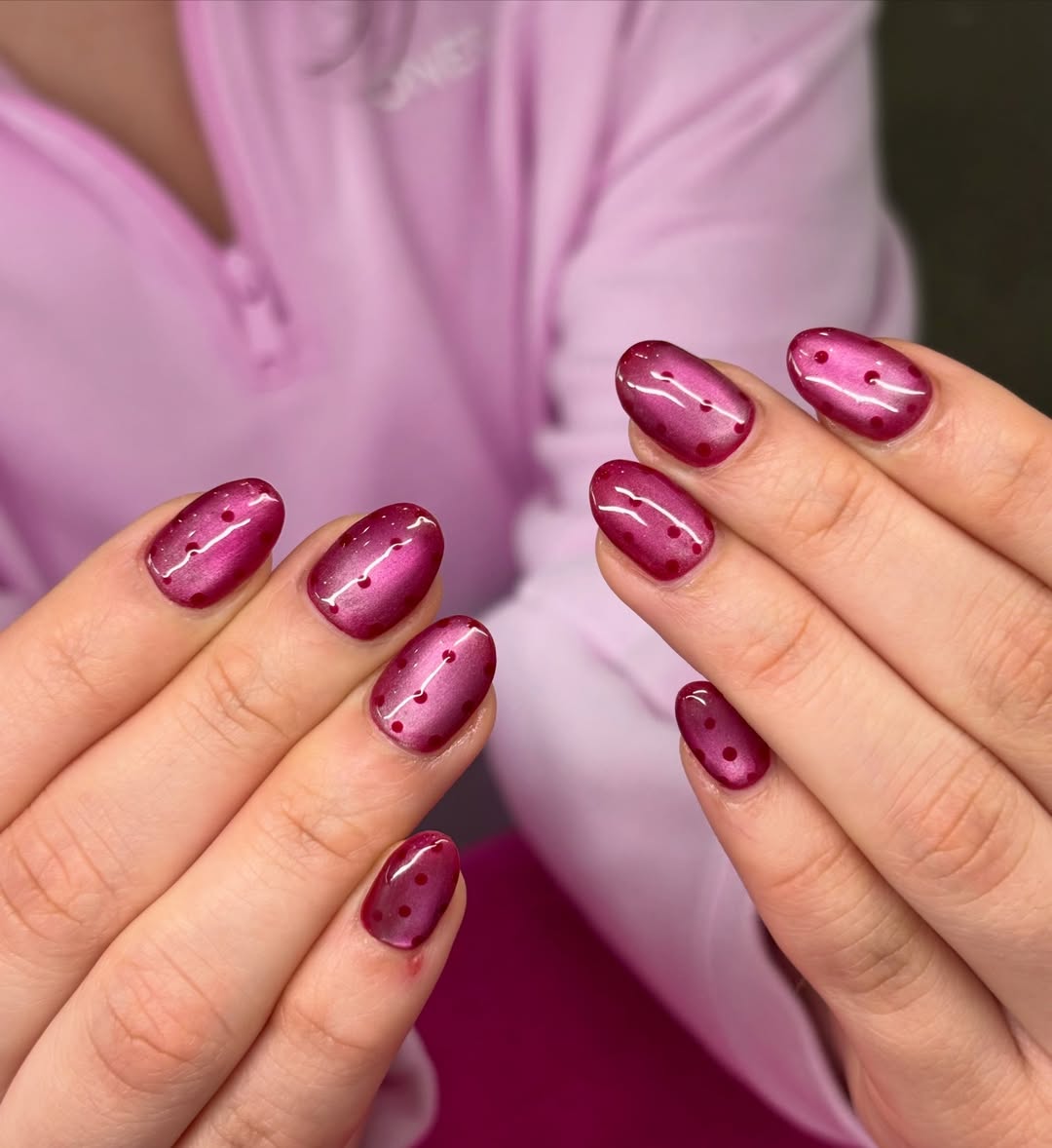 Nail art Saint-Valentin discret et original aux touches rétros et graphiques