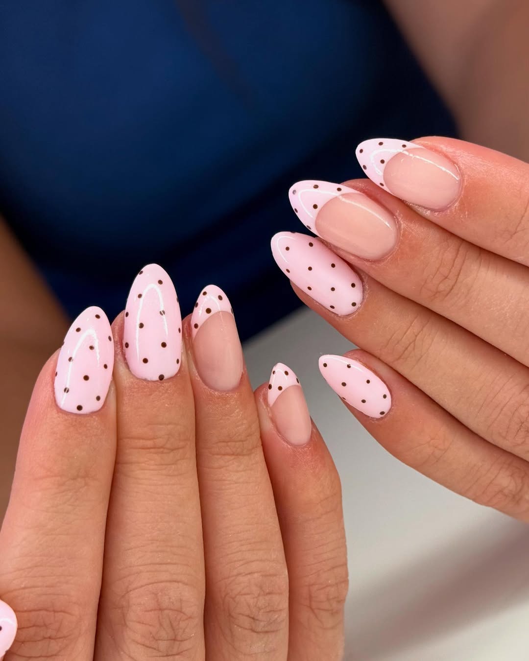 Nail art Saint-Valentin sans cœurs - les polka dots sont à l'honneur en 2026