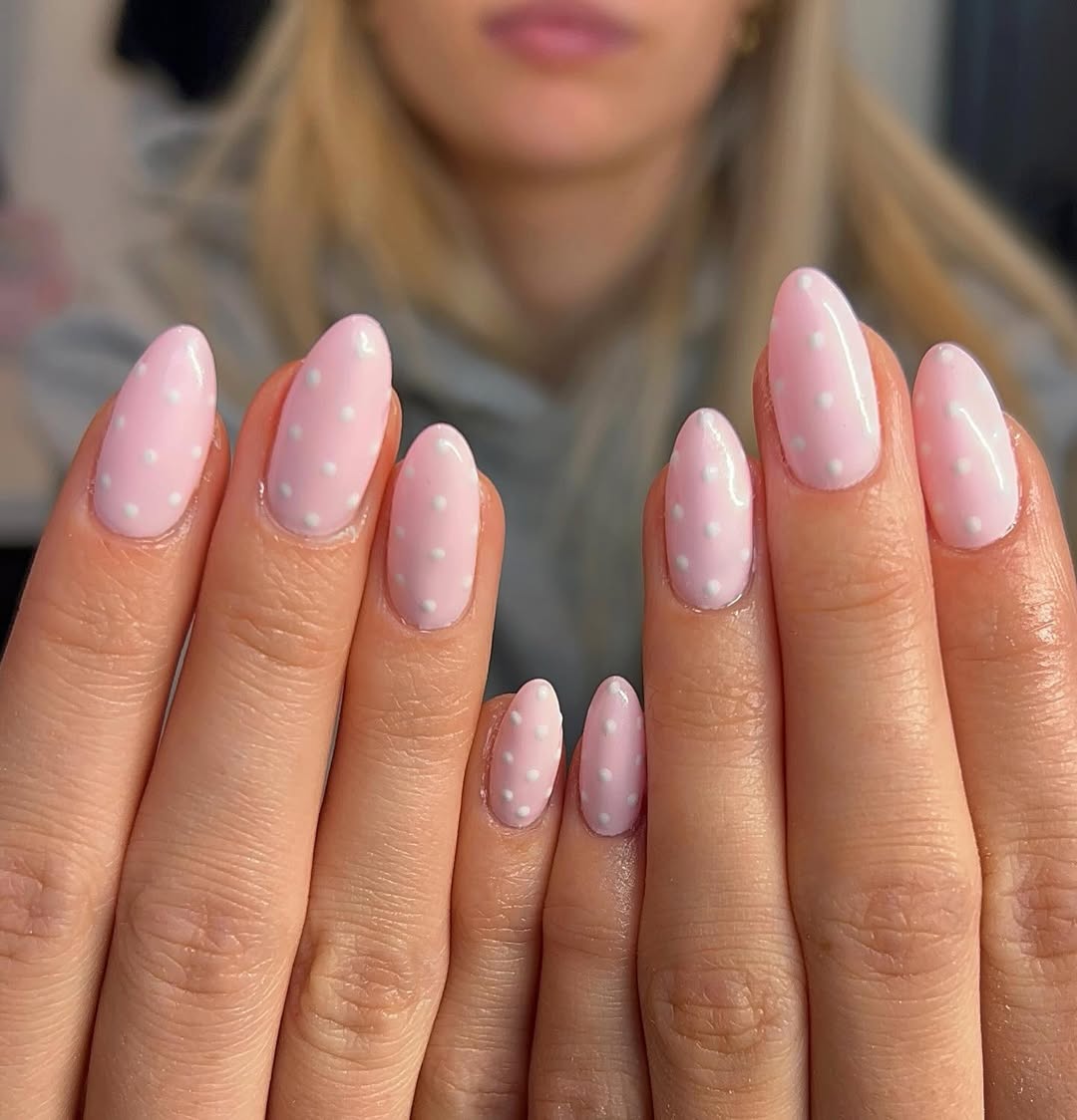 Nail art romantique minimaliste avec de fins petits pois blancs
