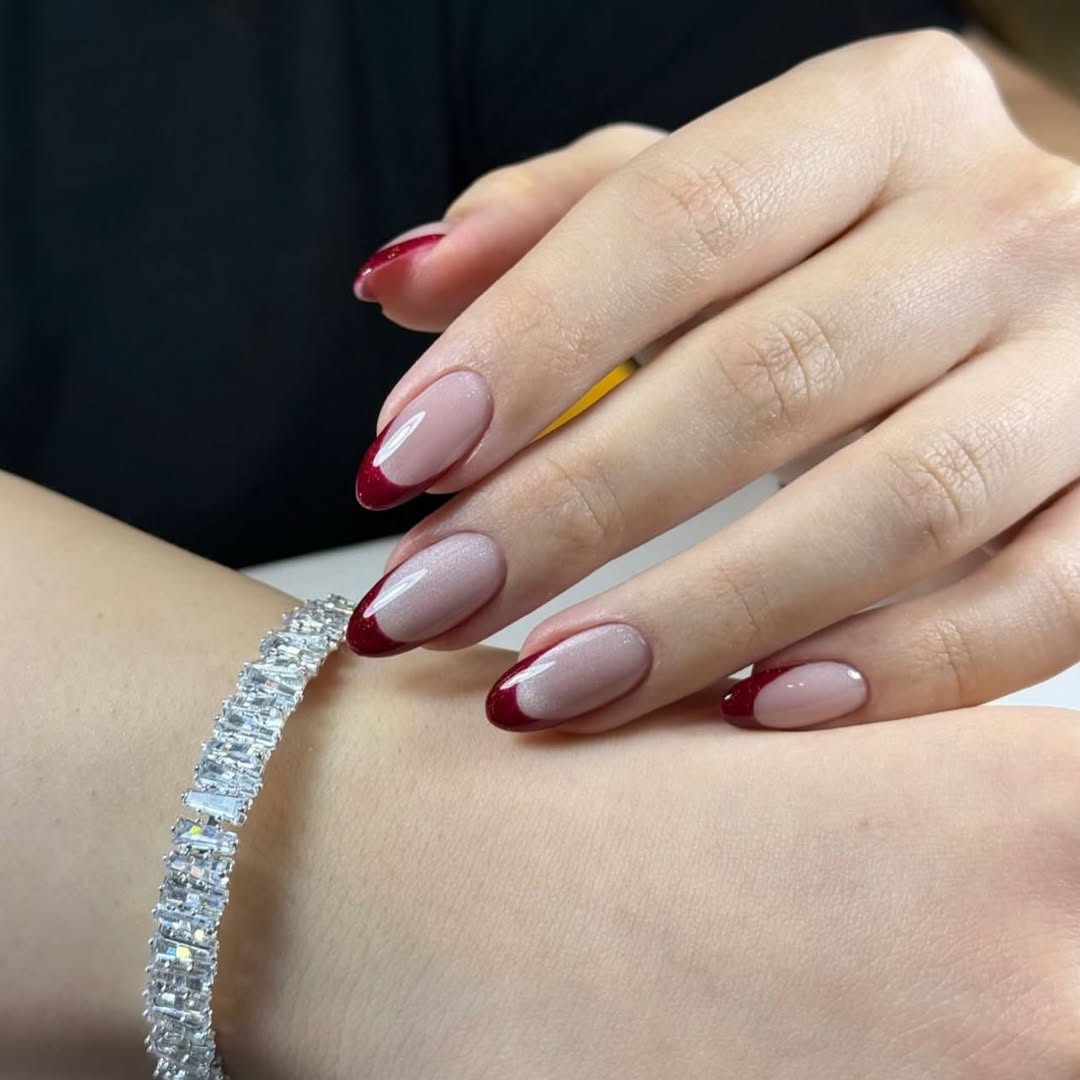 Nail art subtil pour la Saint-Valentin qui associe rouge à base légèrement brillante
