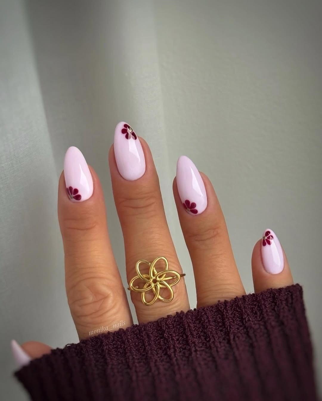 Une base rose pâle parsemée de petites fleurs délicates