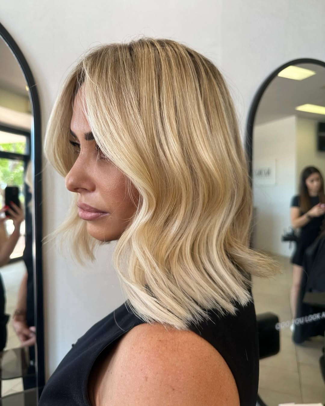 buttercream blonde sur cheveux mi-longs et ondulés