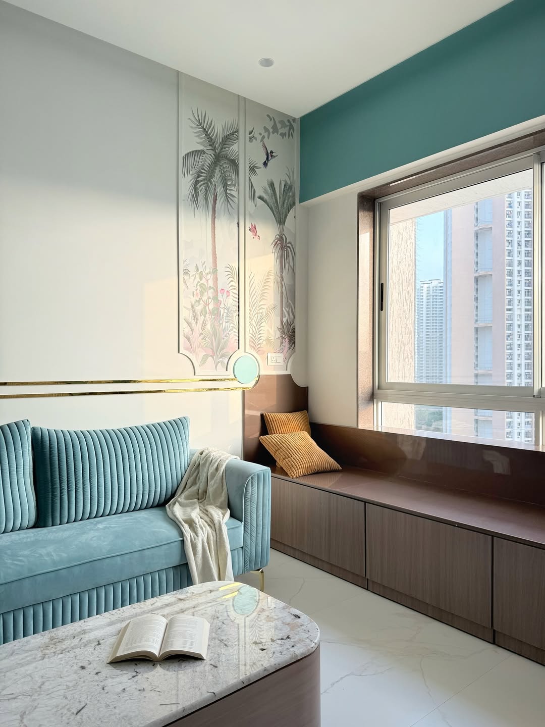 canapé velours en bleu glacé dans le salon moderne, couleur intérieure 2026