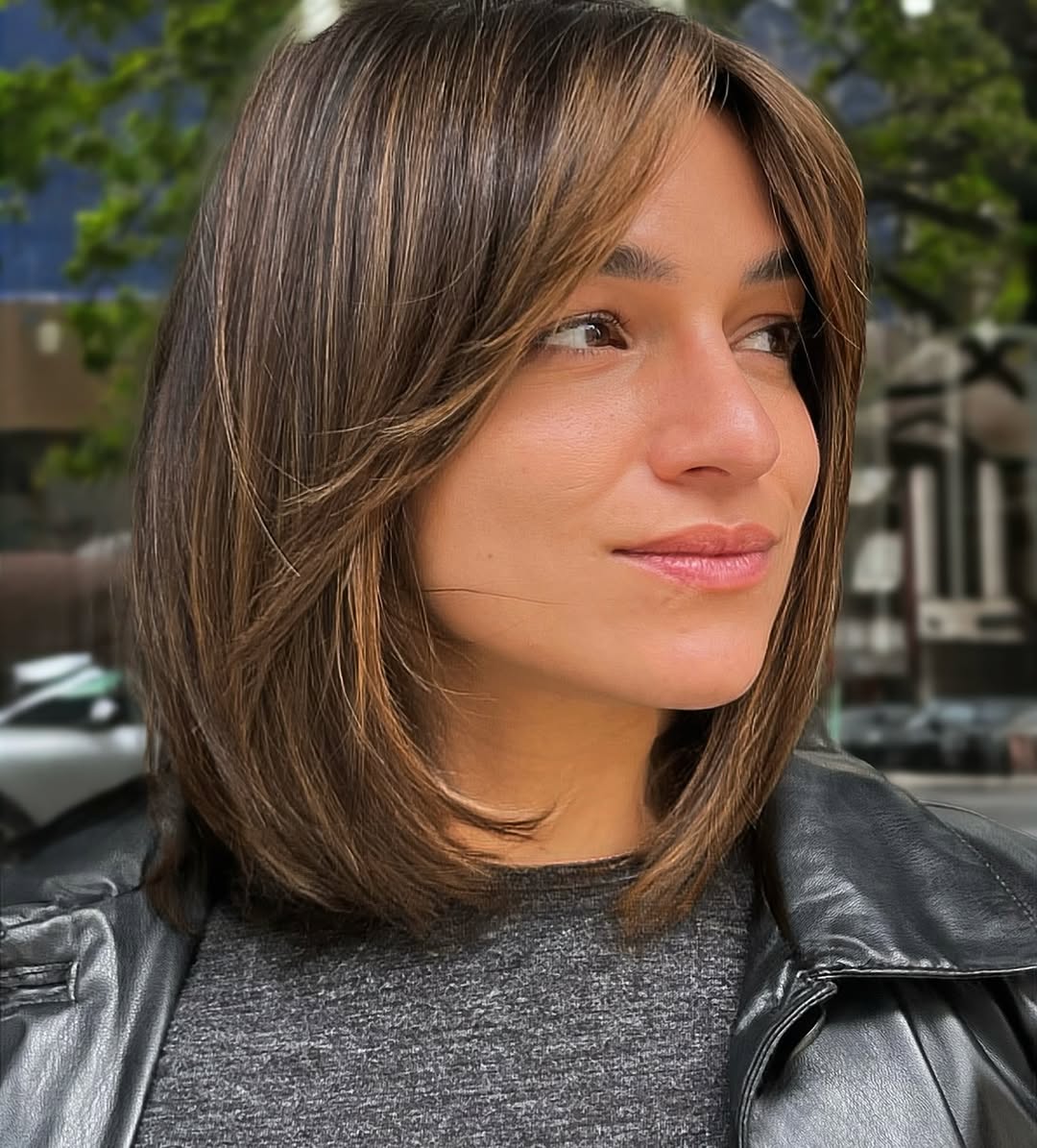 carré court de jeune fille sage avec frange rideau